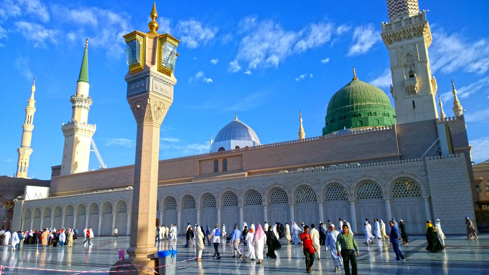 Masjid_Al_Nabawi_(17948287651)